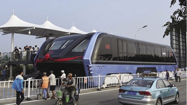 Trung Quốc thử nghiệm thành công xe buýt trên cao